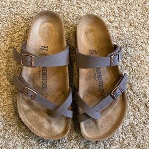 Birkenstock Women’s Size 37 brown leather slip on sandals with toe strap
